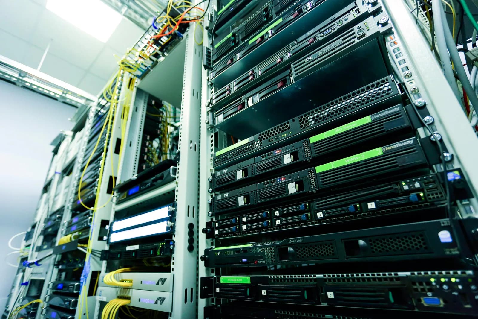 Network equipment rack with active status LEDs